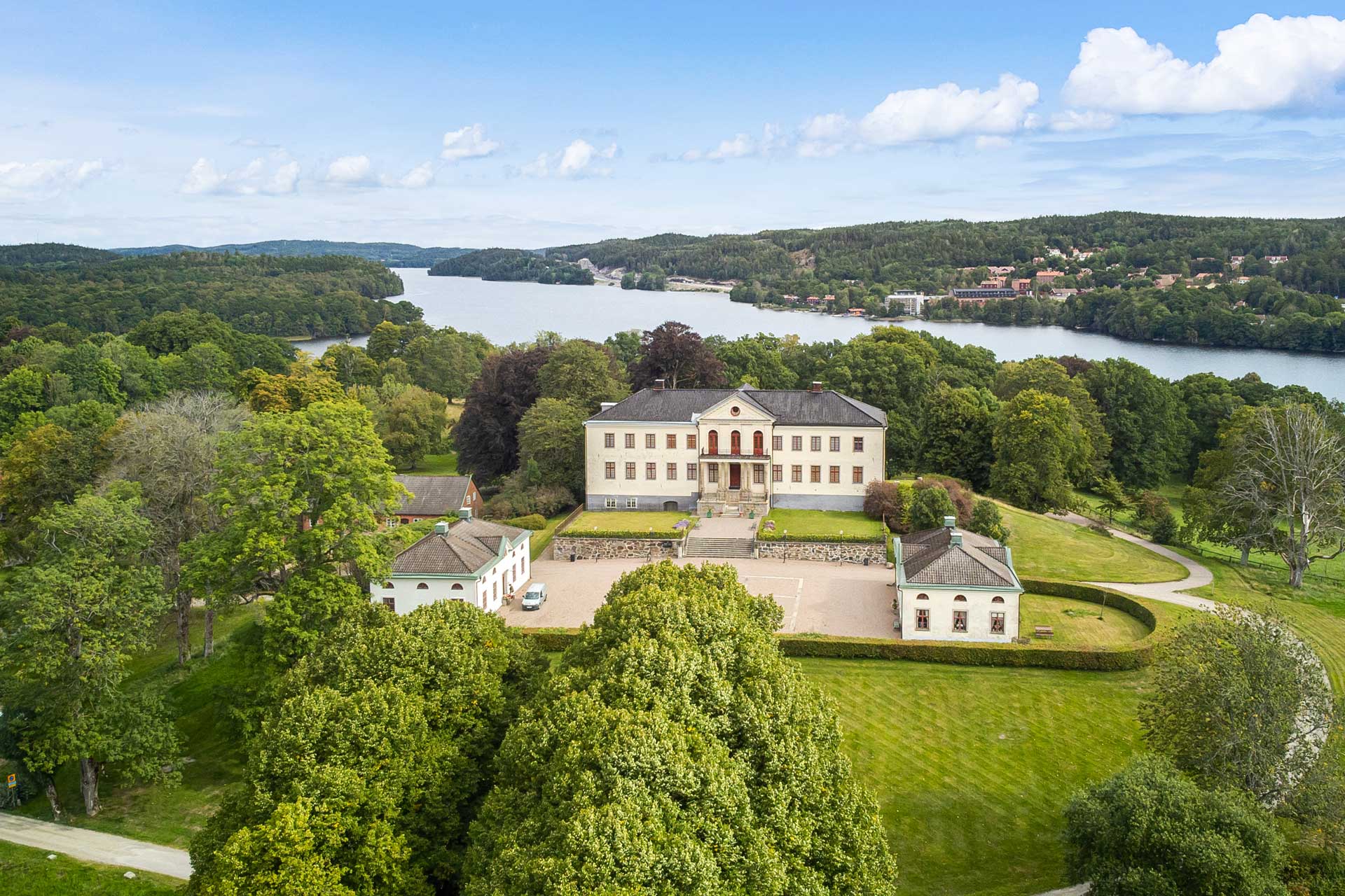 Flygfoto över Nääs slott med Näss fabriker på andra sidan Sävelången.