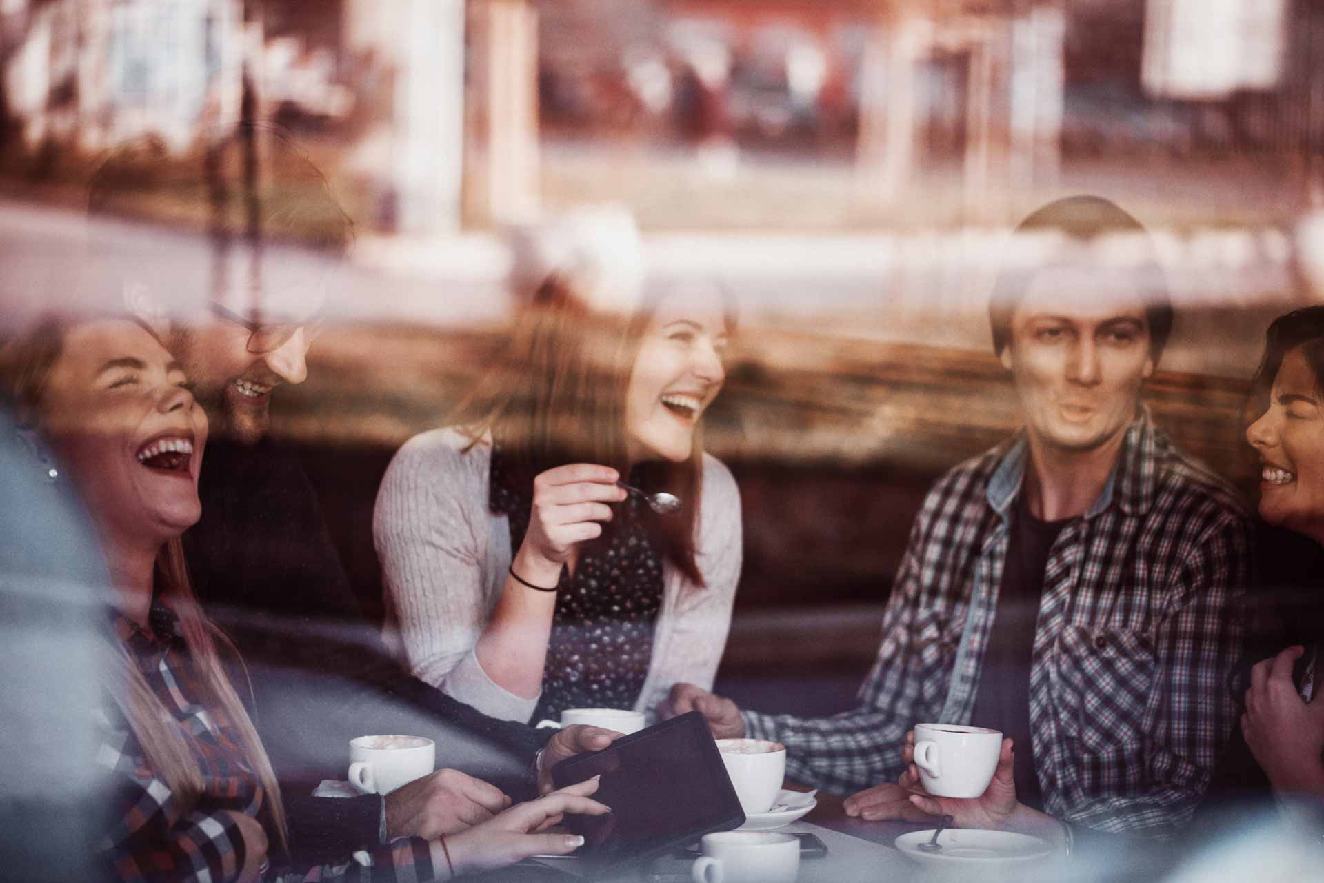 Foto på glada människor på café.