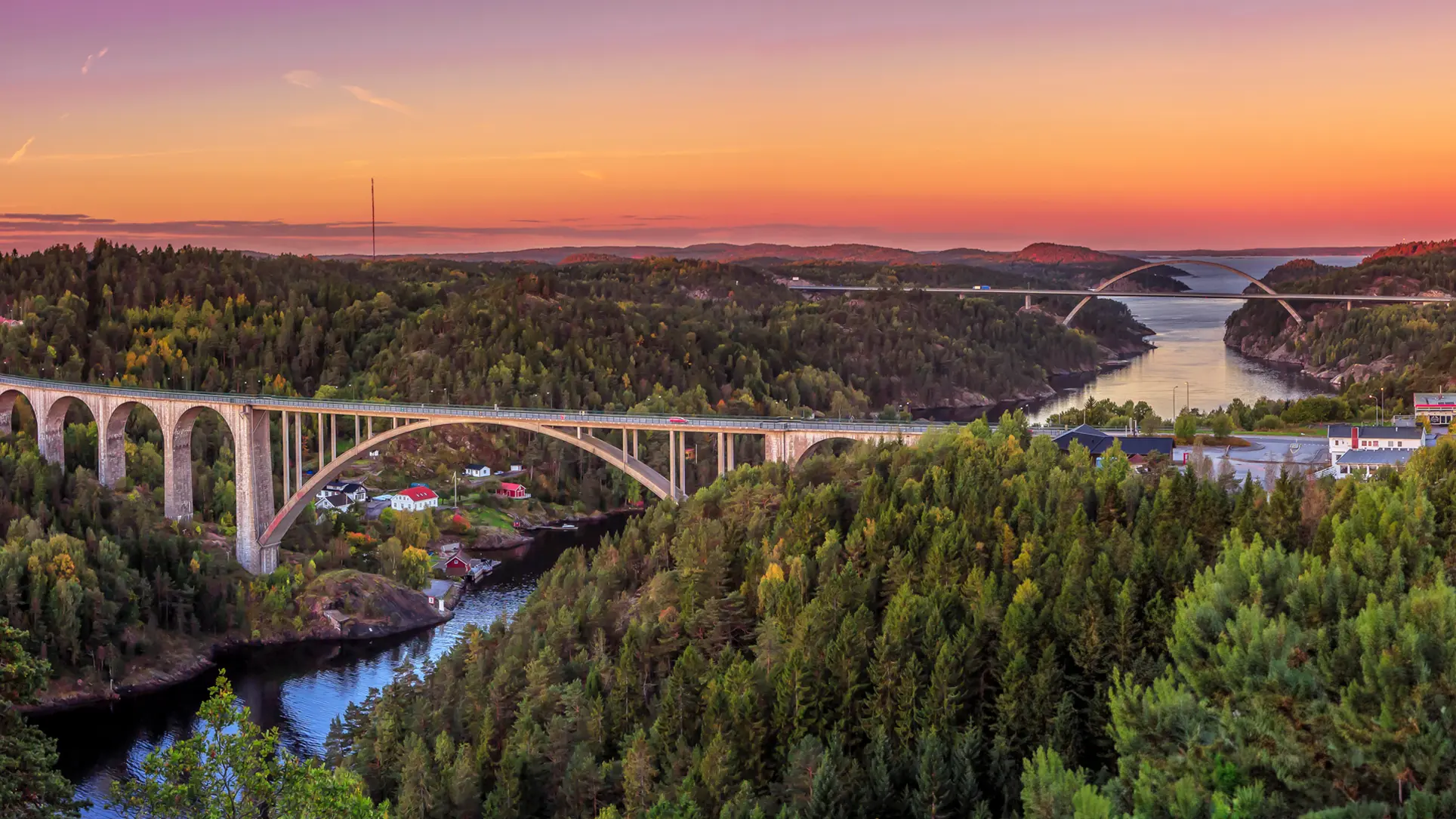 Ringdalsfjorden med Svinesunds båda broar.
